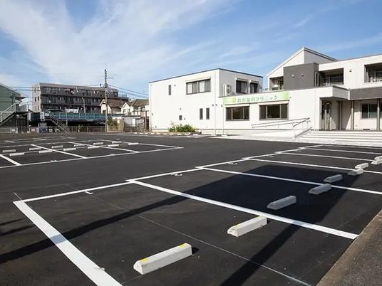 広い駐車場と建物外観  