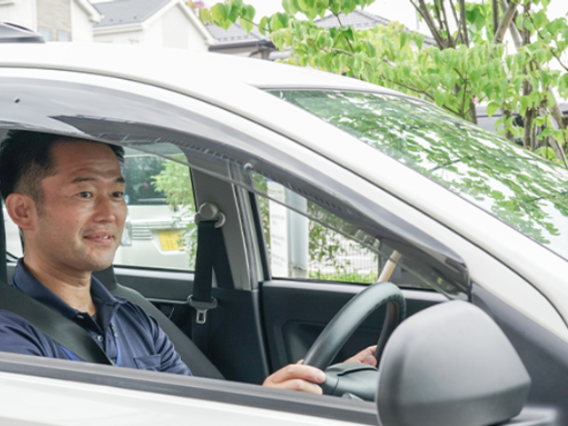 運転中のスタッフ スタッフイメージ 安心して移動できる送迎サービスが提供されています。居心地の良い車内環境です。