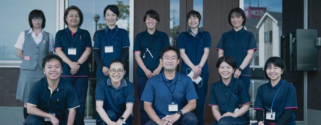 笑顔で集うスタッフの姿