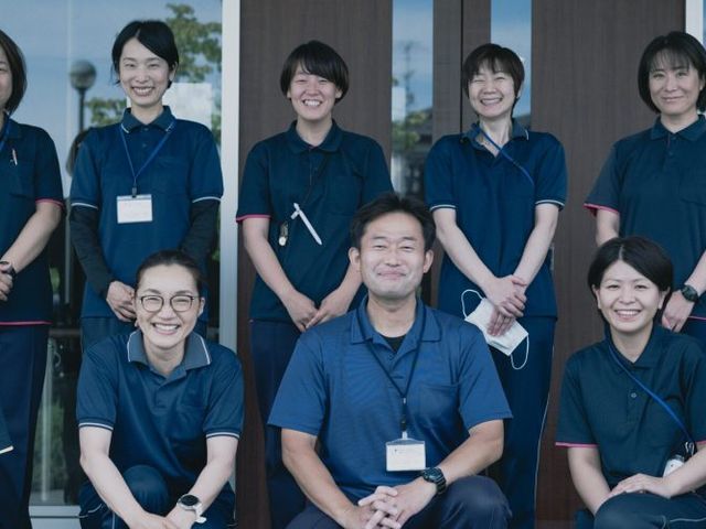 笑顔で集うスタッフの姿 スタッフイメージ 笑顔が溢れるスタッフの姿です。和やかな雰囲気で働きやすい職場環境が感じられます。