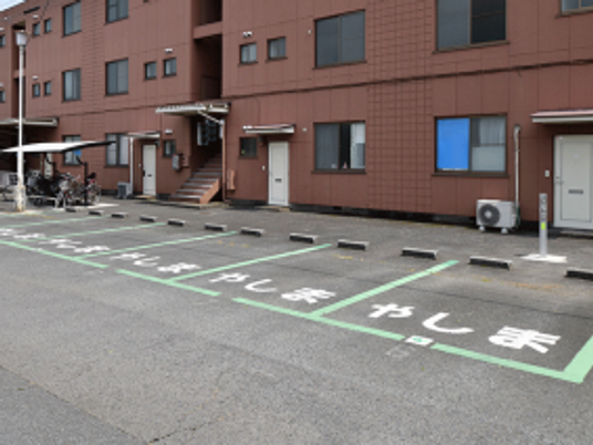 建物外観と駐車場  