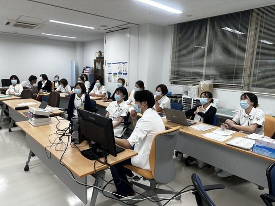 研修中のスタッフが集う多目的室  