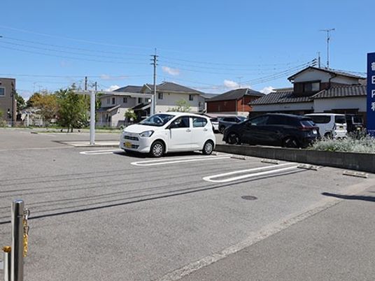 駐車場と建物外観  