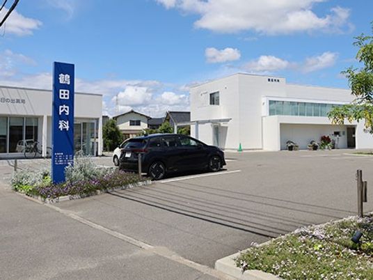 施設外観と駐車場の入口
