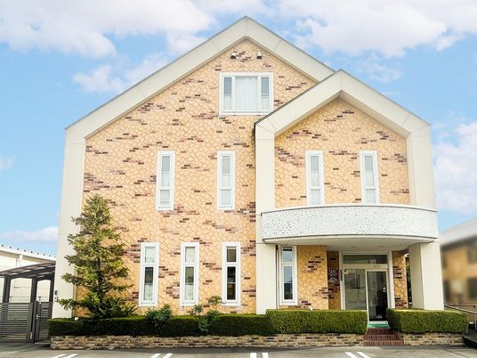 明るい外観の建物  