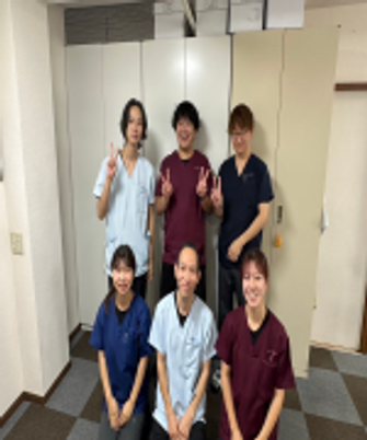 笑顔のスタッフの様子