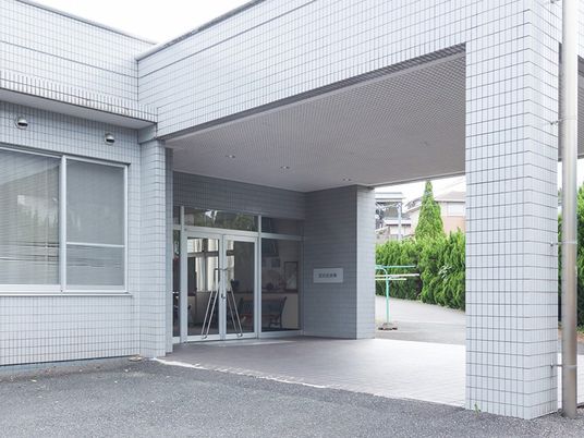 施設の玄関外観  