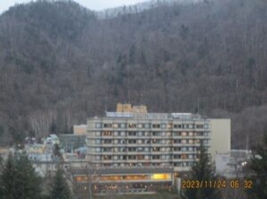 山あいに建つ建物外観  