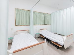 個室のベッドが並ぶ居室  