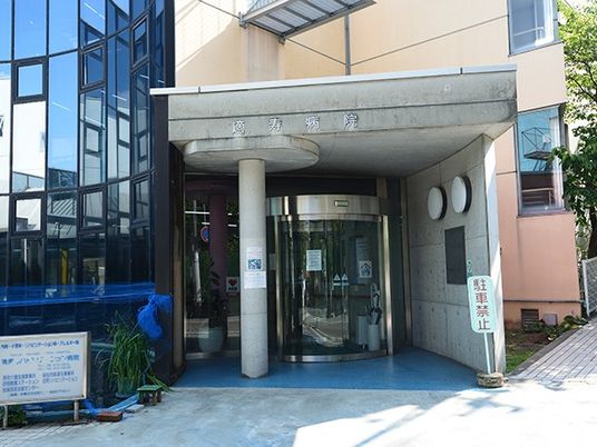 病院の正面玄関  