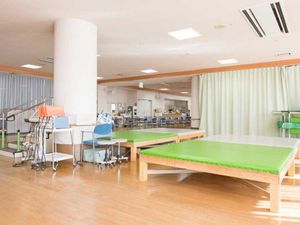 機能訓練室の明るい空間  