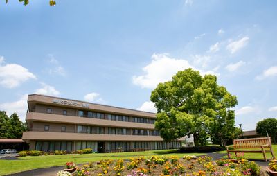 花々の咲く施設の外観