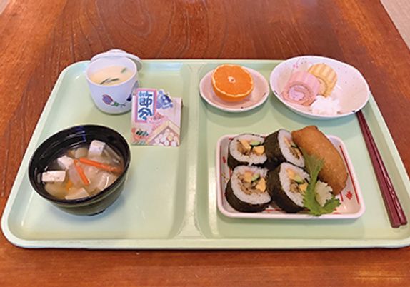 彩り豊かな昼食のトレー