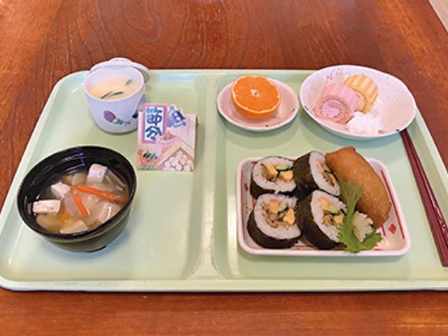 彩り豊かな昼食のトレー 料理 美味しそうな食事が並ぶトレーです。働く上での食事提供にもこだわりを感じます。
