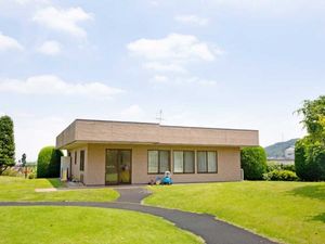 芝生に囲まれた平屋の外観  