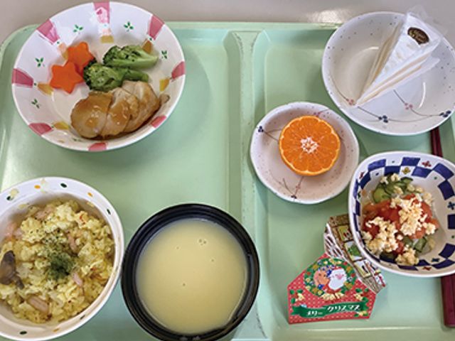 料理の組み合わせ 料理 バランスの取れた盛り合わせです。美味しそうな食事が揃い、働く環境の一部が垣間見えます。