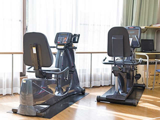 トレーニング機器のある部屋 機能訓練室 自然光が差し込む明るい訓練室です。快適な環境でトレーニングに励めます。
