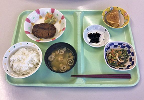 美味しそうな食事の配膳