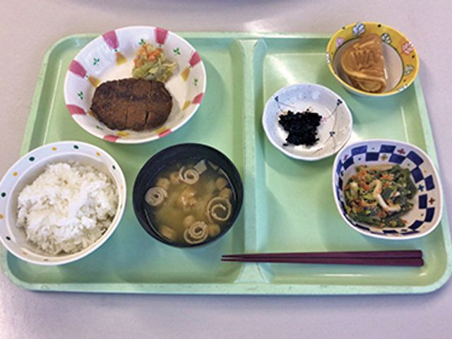美味しそうな食事の配膳 食堂 栄養バランスの取れた食事を楽しめます。丁寧に盛り付けられた料理が並ぶトレイです。