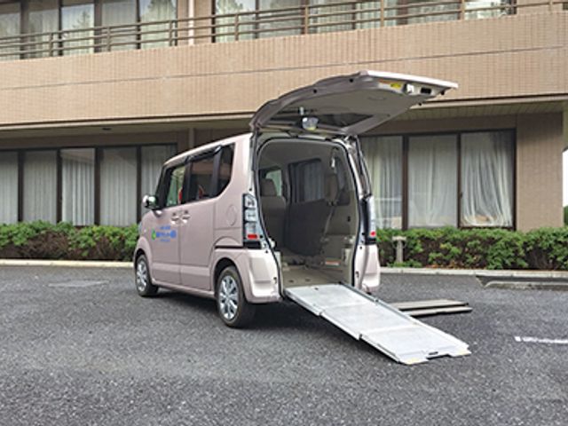 車椅子用リフト付き車両 外観 この施設では、福祉車両を使用した移動支援を行っています。介護が必要な方も安心の設備です。