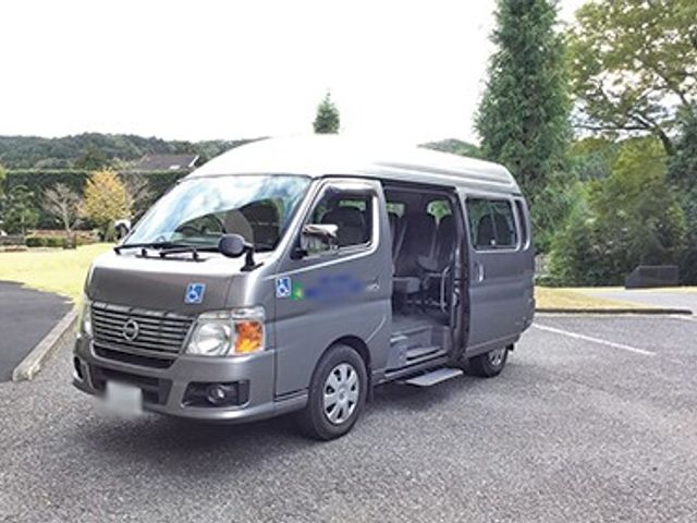 駐車場に停めた車両 外観 バリアフリー対応の送迎車両です。都市部や自然あふれる環境への送迎に利用できます。