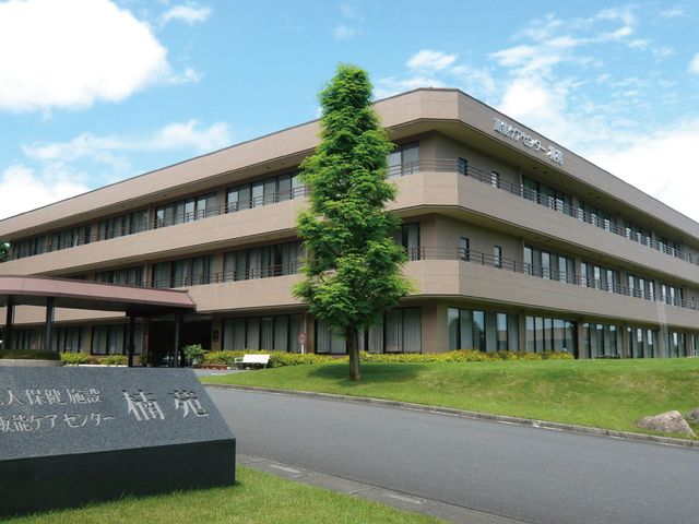 広い建物の外観 外観 広々とした建物は自然に囲まれ、快適な環境を提供しています。空と緑が調和した落ち着いた場所です。