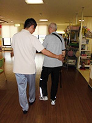 職員と利用者が歩く廊下