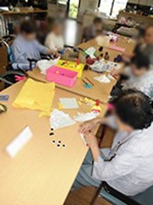 手作業中の人々の部屋