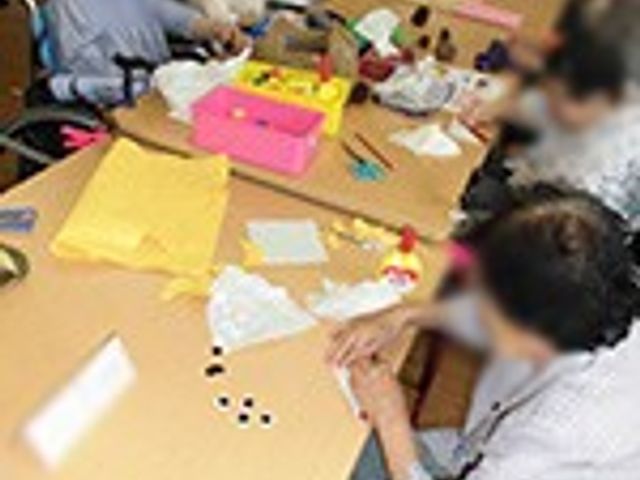 手作業中の人々の部屋 多目的室 広々とした明るい空間では、工芸やアートなどの活動を楽しむことができます。