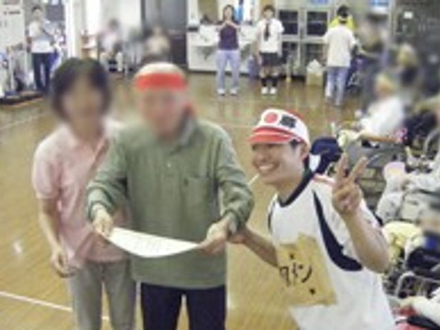 楽しむ様子の居室 居室 楽しそうに交流する人々が集う居室です。明るく開放的な雰囲気で、イベントが行われています。