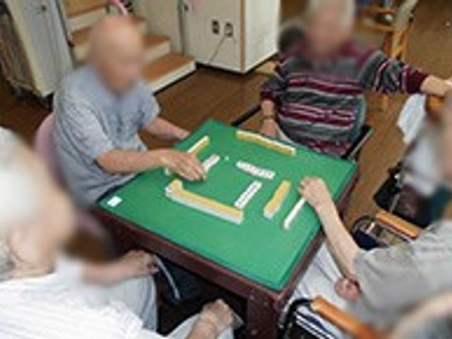 テーブルゲームを楽しむラウンジ ラウンジ 車椅子でも快適に過ごせるスペースで、リラックスしながらゲームを楽しむことができます。