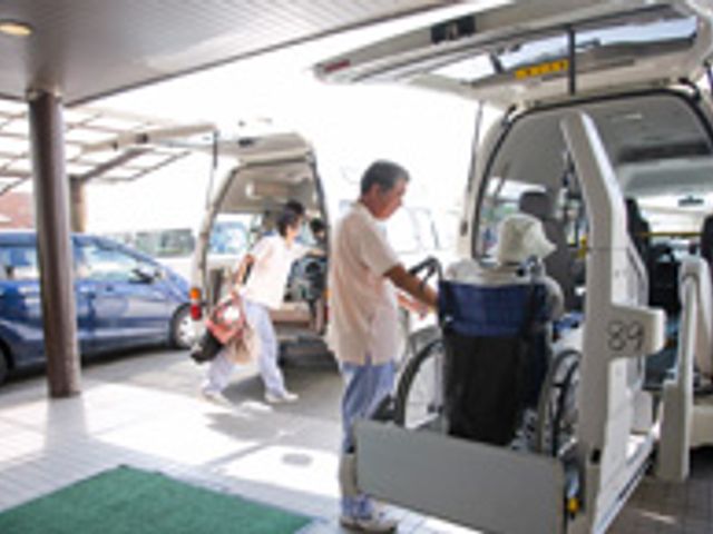 搬送車に乗る様子 エントランス 車椅子の方が快適に乗降できる利用者送迎の風景です。施設での出入りがスムーズです。