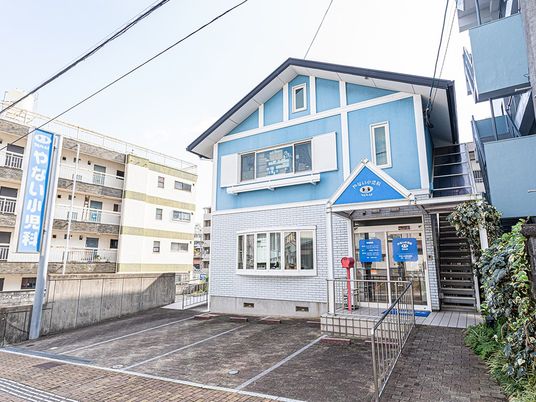 青い外観の施設外観  