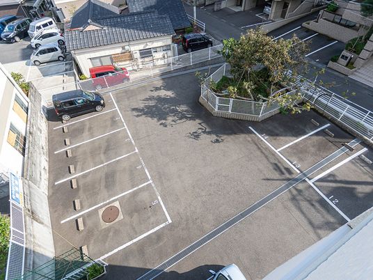 広い駐車場の外観  
