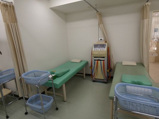 機能訓練室のベッドと器具  