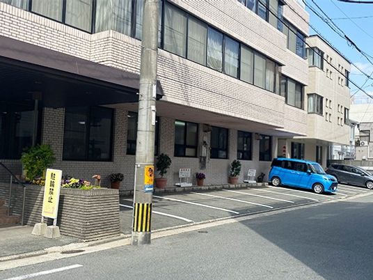 建物前の駐車場外観  