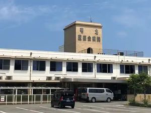 病院前の建物外観  