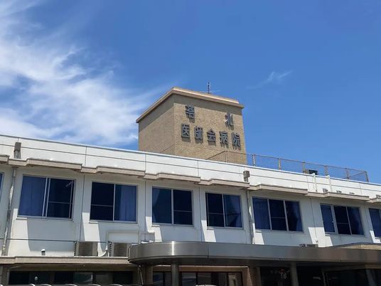 青空の下の病院外観  