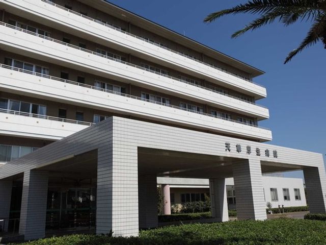 建物外観 外観   白い外壁の建物で、広い庇のある出入口が印象的です。青空の下で、落ち着いた雰囲気が伝わります。