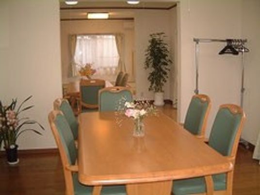 会議用テーブルのあるラウンジ  