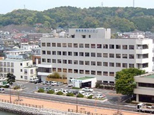 施設の外観と周辺道路  