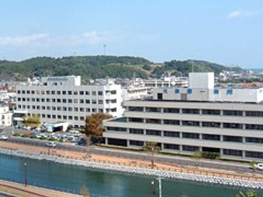 川沿いの建物外観  