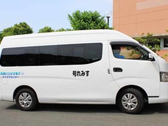送迎車の停車場面  