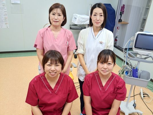 スタッフが機器前に並ぶ機能訓練室  