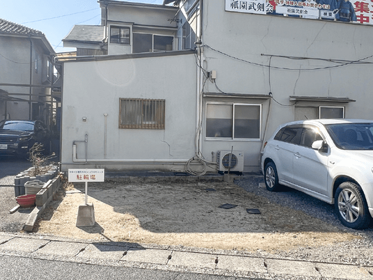 駐車場のある外観  