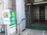 施設の入口前  