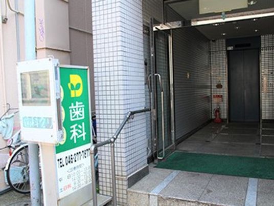 施設の入口前  