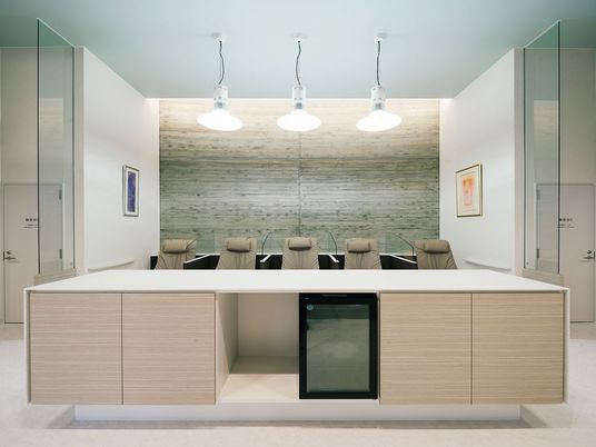 明るい受付カウンター  