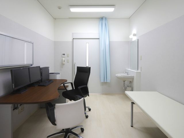機能訓練室の机と洗面台  
