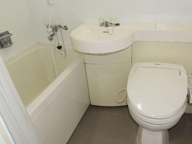 浴槽と洗面台のある浴室 浴室   浴槽と洗面台、トイレが近くにまとまった空間です。介助や移動のしやすさを考えた設備が確認できます。
